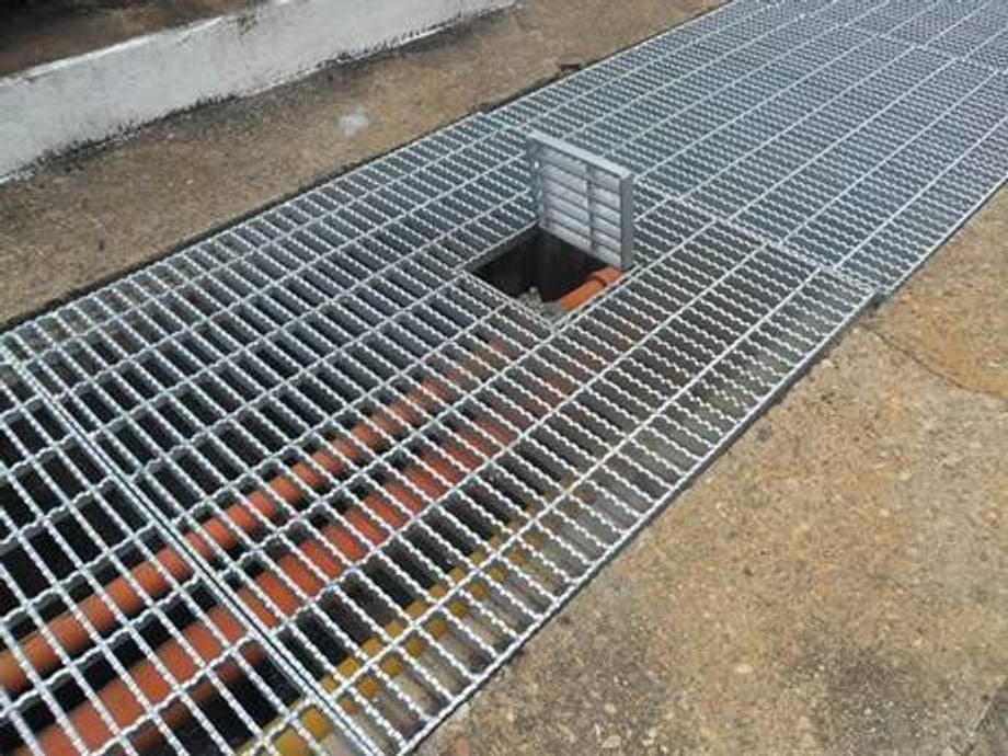 The Swage Press Locked Trench Cover of Aluminum Gratings