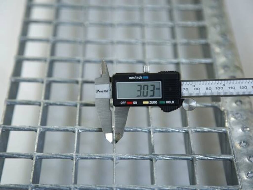 The Cross Bar Measuration Of Metal Grating Threads By Caliper