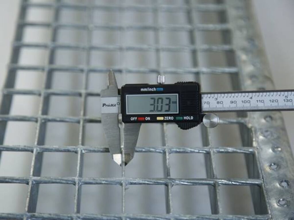 The Cross Bar Measuration Of Metal Grating Threads