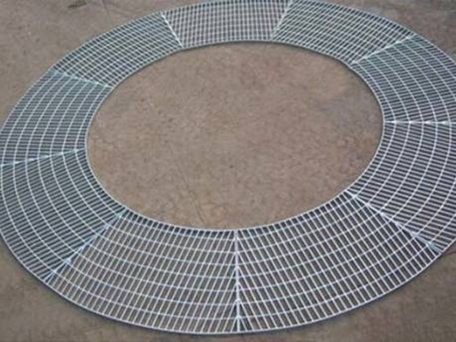 Irregular steel grating